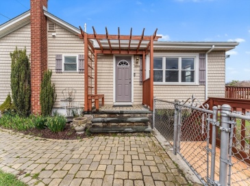 24 Front St, Swansea, Massachusetts, 1 Bedroom Bedrooms, 4 Rooms Rooms,1 BathroomBathrooms,Residential,For Sale,Front St,73430293