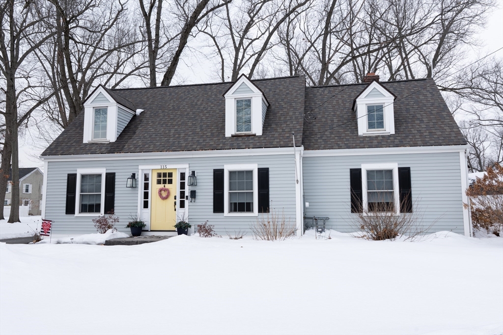 115 Grove St, West Springfield, Massachusetts, 3 Bedrooms Bedrooms, 8 Rooms Rooms,2 BathroomsBathrooms,Residential,For Sale,Grove St,73479248