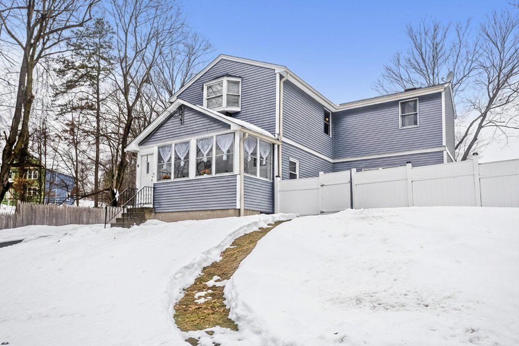 8 Putnam St, Springfield, Massachusetts, 4 Bedrooms Bedrooms, 7 Rooms Rooms,2 BathroomsBathrooms,Residential,For Sale,Putnam St,73478887