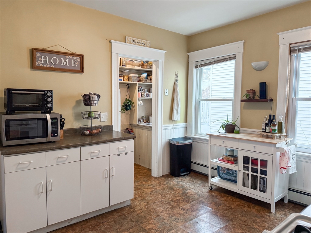 10 Hunnewell Ave, Boston, Massachusetts, 2 Bedrooms Bedrooms, 5 Rooms Rooms,1 BathroomBathrooms,Residential Lease,For Rent,Hunnewell Ave,73495750