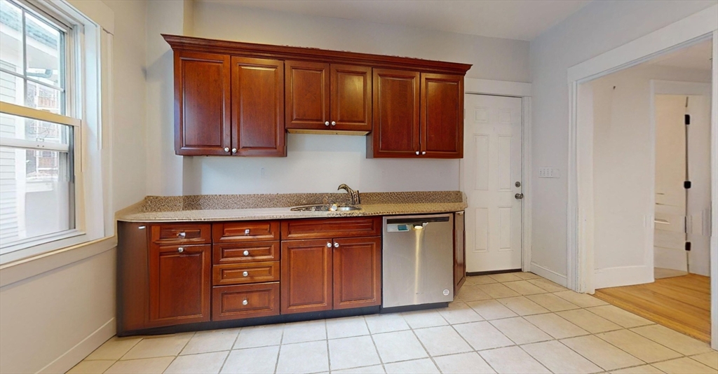 34 Saranac, Boston, Massachusetts, 3 Bedrooms Bedrooms, 5 Rooms Rooms,1 BathroomBathrooms,Residential Lease,For Rent,Saranac,73495785