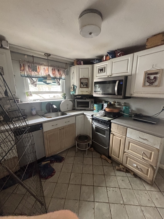 7 Wildwood Rd, Holden, Massachusetts, 2 Bedrooms Bedrooms, 4 Rooms Rooms,1 BathroomBathrooms,Residential,For Sale,Wildwood Rd,73495833