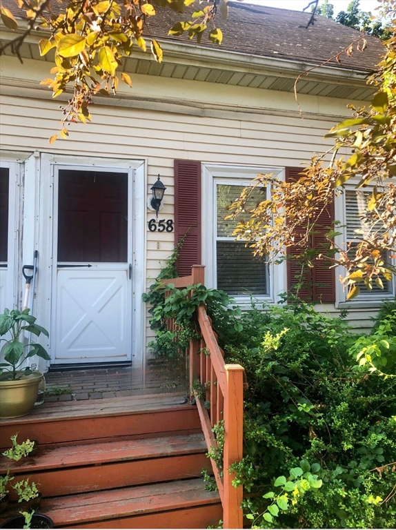 658 Old West Central St., Franklin, Massachusetts, 1 Bedroom Bedrooms, 4 Rooms Rooms,1 BathroomBathrooms,Residential Lease,For Rent,Old West Central St.,73495816