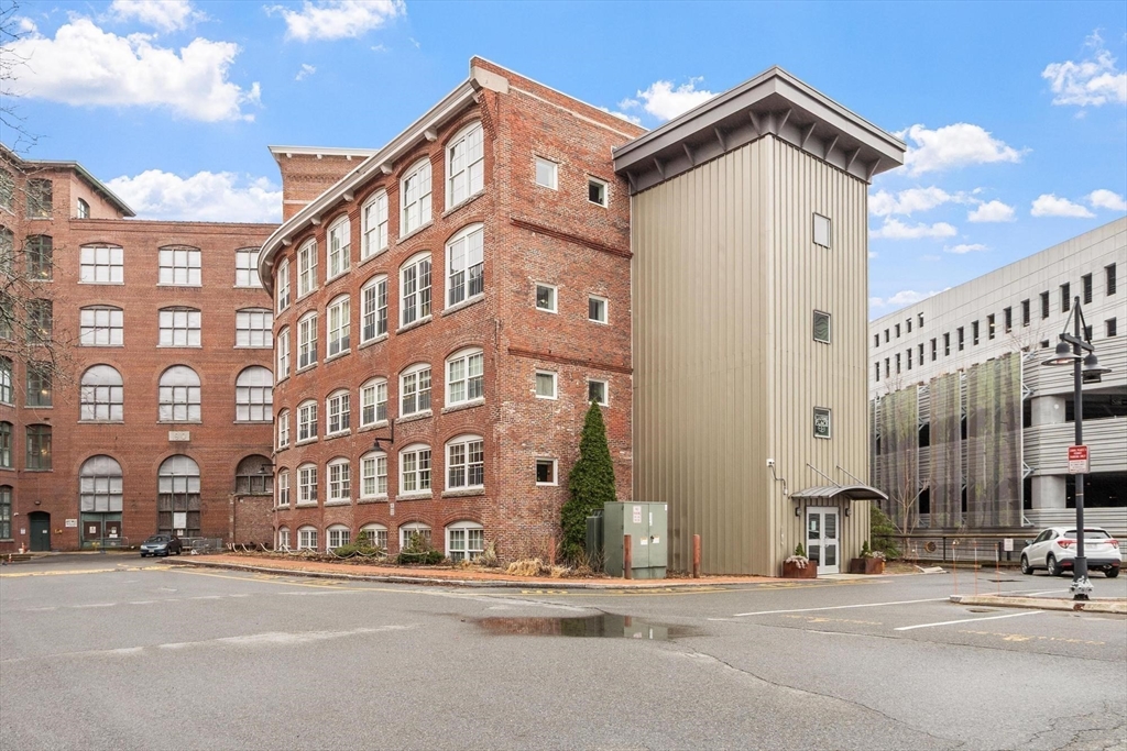 200 Market St, Lowell, Massachusetts, 1 Bedroom Bedrooms, 3 Rooms Rooms,1 BathroomBathrooms,Residential,For Sale,Market St,73495821