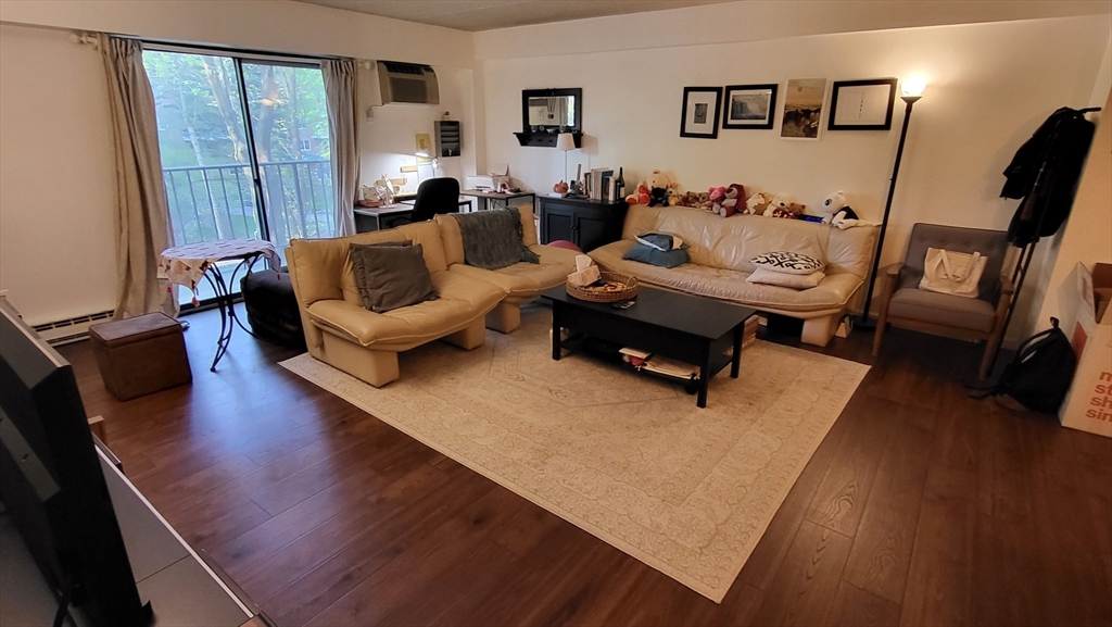 135 Pleasant St, Brookline, Massachusetts, 1 Bedroom Bedrooms, 3 Rooms Rooms,1.5 BathroomsBathrooms,Residential Lease,For Rent,Pleasant St,73495890