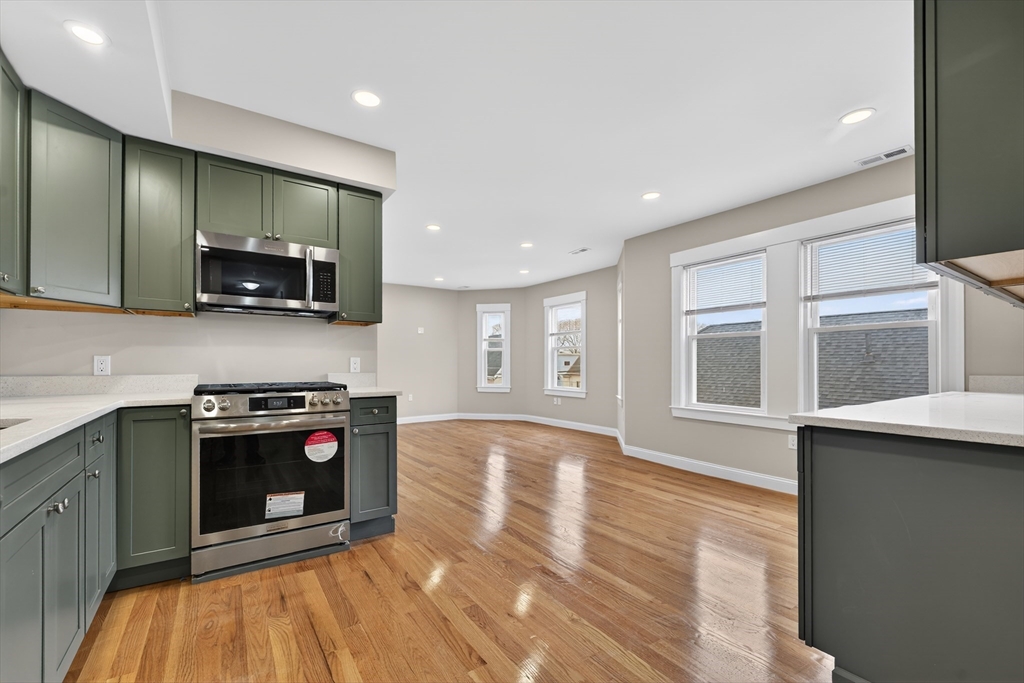 42 Almont St, Medford, Massachusetts, 3 Bedrooms Bedrooms, 5 Rooms Rooms,1 BathroomBathrooms,Residential Lease,For Rent,Almont St,73495911