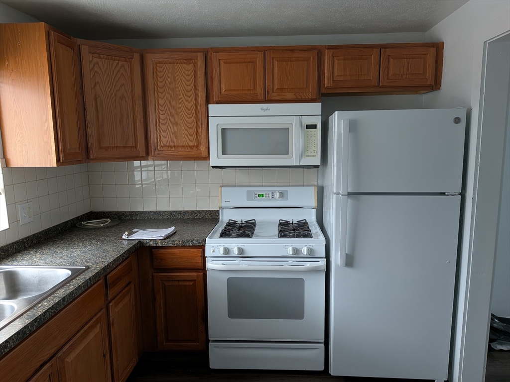 83-R Hobartst, Danvers, Massachusetts, 2 Bedrooms Bedrooms, 5 Rooms Rooms,1 BathroomBathrooms,Residential Lease,For Rent,Hobartst,73495989