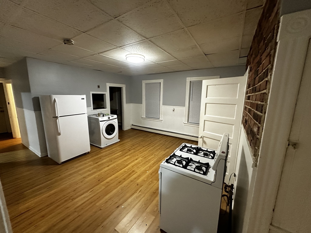 5 Sterling St, Worcester, Massachusetts, 3 Bedrooms Bedrooms, 4 Rooms Rooms,1 BathroomBathrooms,Residential Lease,For Rent,Sterling St,73496021