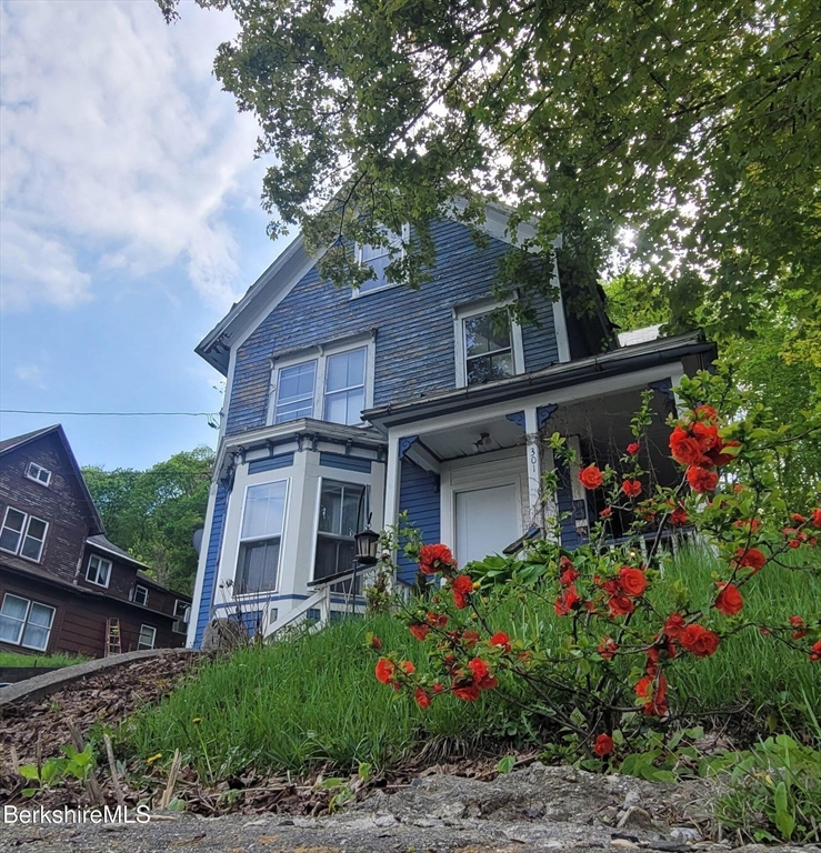301 Walnut St., North Adams, Massachusetts, 4 Bedrooms Bedrooms, 9 Rooms Rooms,3 BathroomsBathrooms,Residential Income,For Sale,Walnut St.,73496030