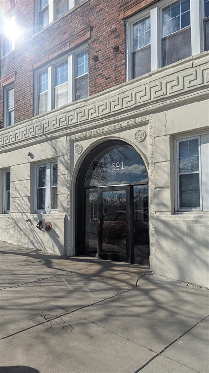 1691 Commonwealth Ave, Boston, Massachusetts, 2 Bedrooms Bedrooms, 4 Rooms Rooms,1 BathroomBathrooms,Residential Lease,For Rent,Commonwealth Ave,73486717