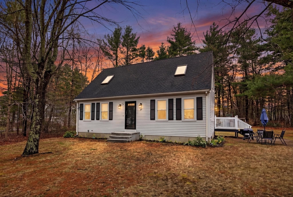 25 King St, Norfolk, Massachusetts, 3 Bedrooms Bedrooms, 8 Rooms Rooms,2 BathroomsBathrooms,Residential,For Sale,King St,73493318