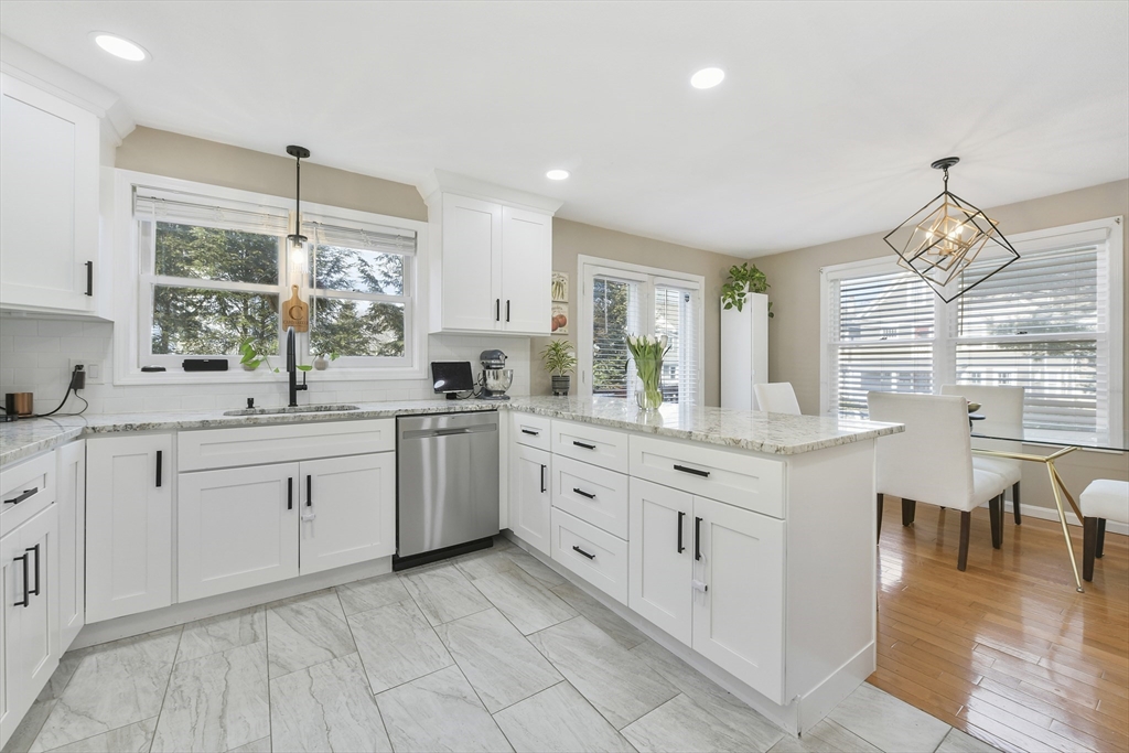 1045 Washington Street, Newton, Massachusetts, 2 Bedrooms Bedrooms, 5 Rooms Rooms,1.5 BathroomsBathrooms,Residential Lease,For Rent,Washington Street,73496052