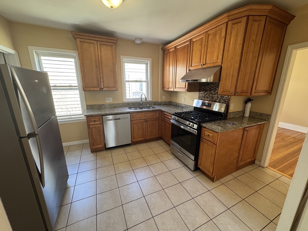 18 Chase Street, Boston, Massachusetts, 4 Bedrooms Bedrooms, 8 Rooms Rooms,2 BathroomsBathrooms,Residential Lease,For Rent,Chase Street,73446688