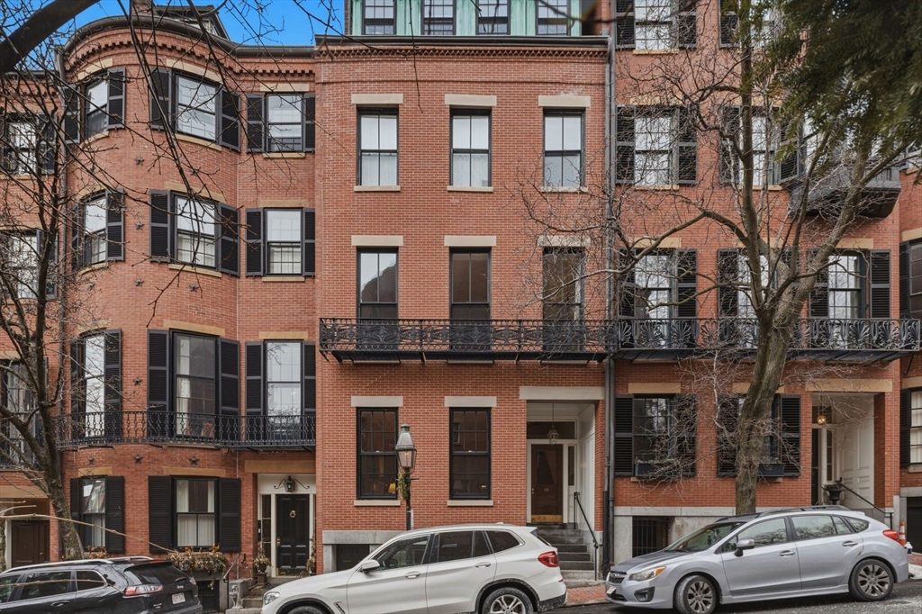 93 Pinckney Street, Boston, Massachusetts, 2 Bedrooms Bedrooms, 4 Rooms Rooms,1 BathroomBathrooms,Residential Lease,For Rent,Pinckney Street,73484186