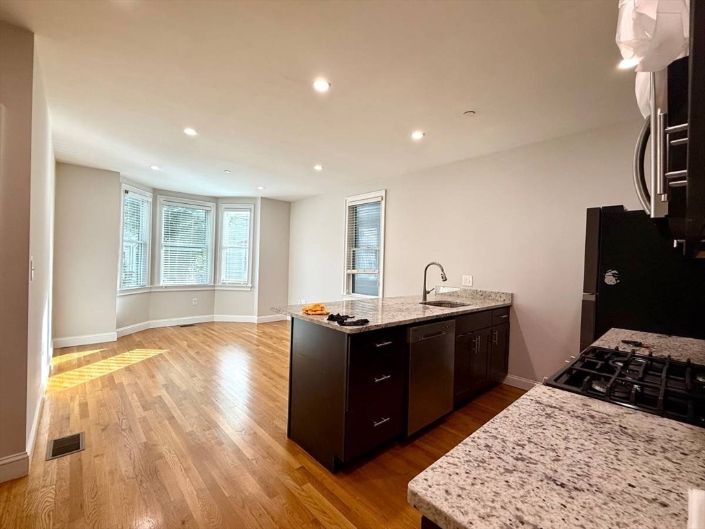 17 Plymouth Street, Cambridge, Massachusetts, 3 Bedrooms Bedrooms, 5 Rooms Rooms,2 BathroomsBathrooms,Residential Lease,For Rent,Plymouth Street,73473391