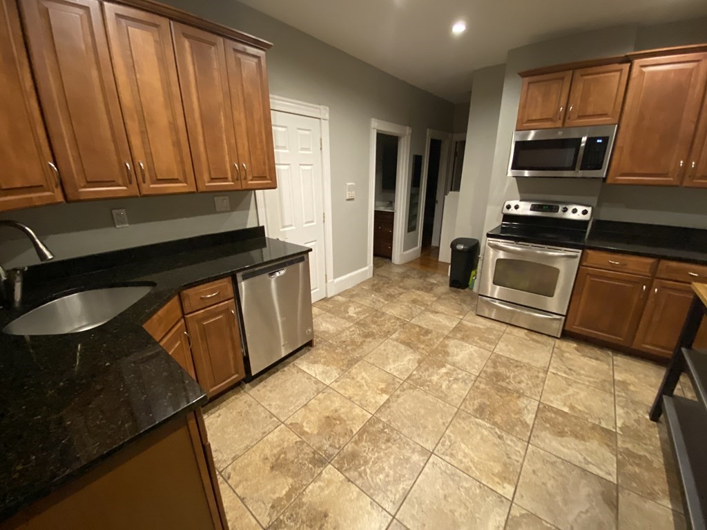 422 Hanover Street, Boston, Massachusetts, 4 Bedrooms Bedrooms, 8 Rooms Rooms,2 BathroomsBathrooms,Residential Lease,For Rent,Hanover Street,73496218