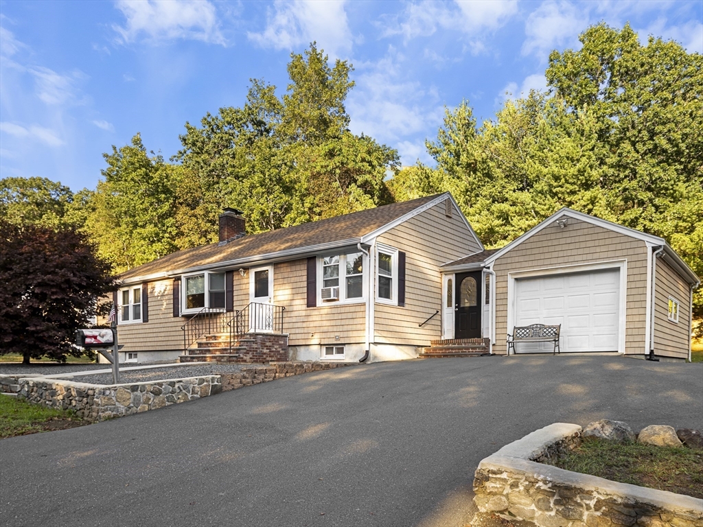 43 Moon Road, Lynn, Massachusetts, 2 Bedrooms Bedrooms, 7 Rooms Rooms,2 BathroomsBathrooms,Residential,For Sale,Moon Road,73493440