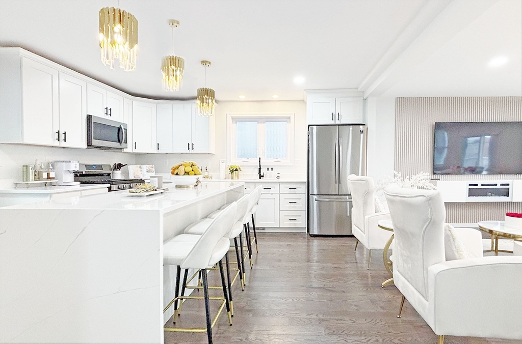 28 Broadway, Haverhill, Massachusetts, 3 Bedrooms Bedrooms, 5 Rooms Rooms,2.5 BathroomsBathrooms,Residential Lease,For Rent,Broadway,73496295