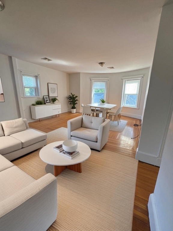 14 Lyndhurst, Boston, Massachusetts, 2 Bedrooms Bedrooms, 3 Rooms Rooms,1 BathroomBathrooms,Residential Lease,For Rent,Lyndhurst,73496302