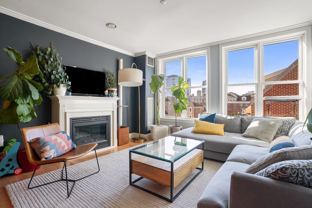 65 Chelsea Street, Boston, Massachusetts, 2 Bedrooms Bedrooms, 5 Rooms Rooms,2 BathroomsBathrooms,Residential,For Sale,Chelsea Street,73496353