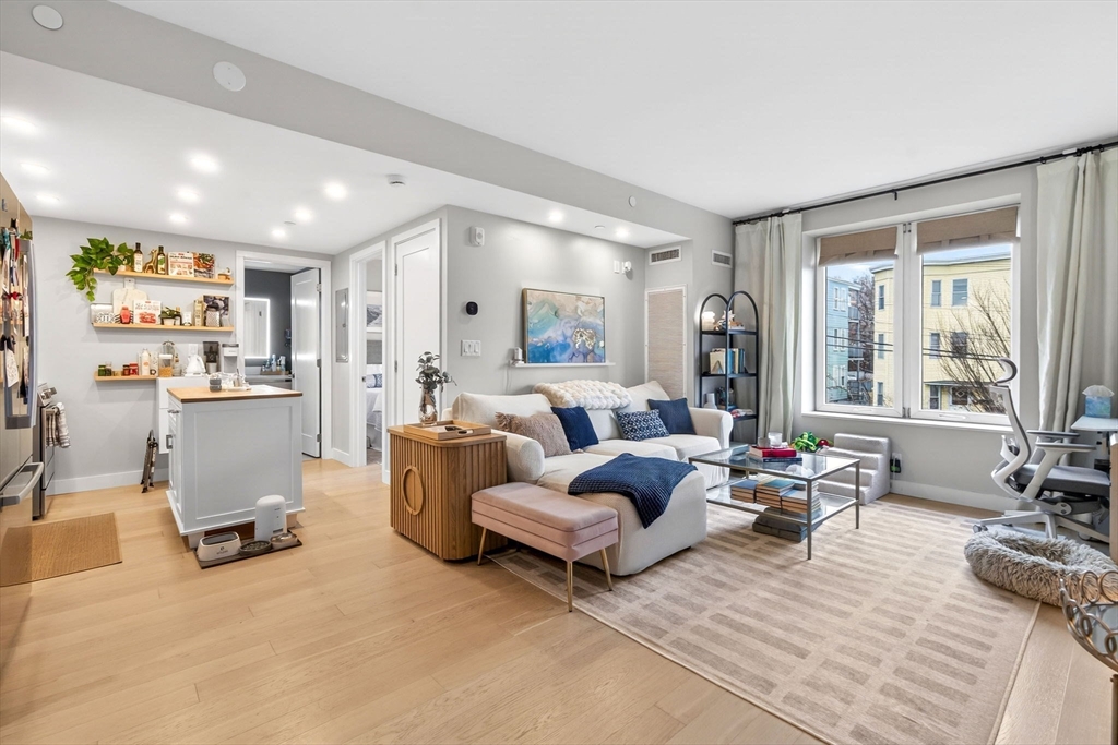 932 Broadway Street, Chelsea, Massachusetts, 1 Bedroom Bedrooms, 3 Rooms Rooms,1 BathroomBathrooms,Residential Lease,For Rent,Broadway Street,73496357