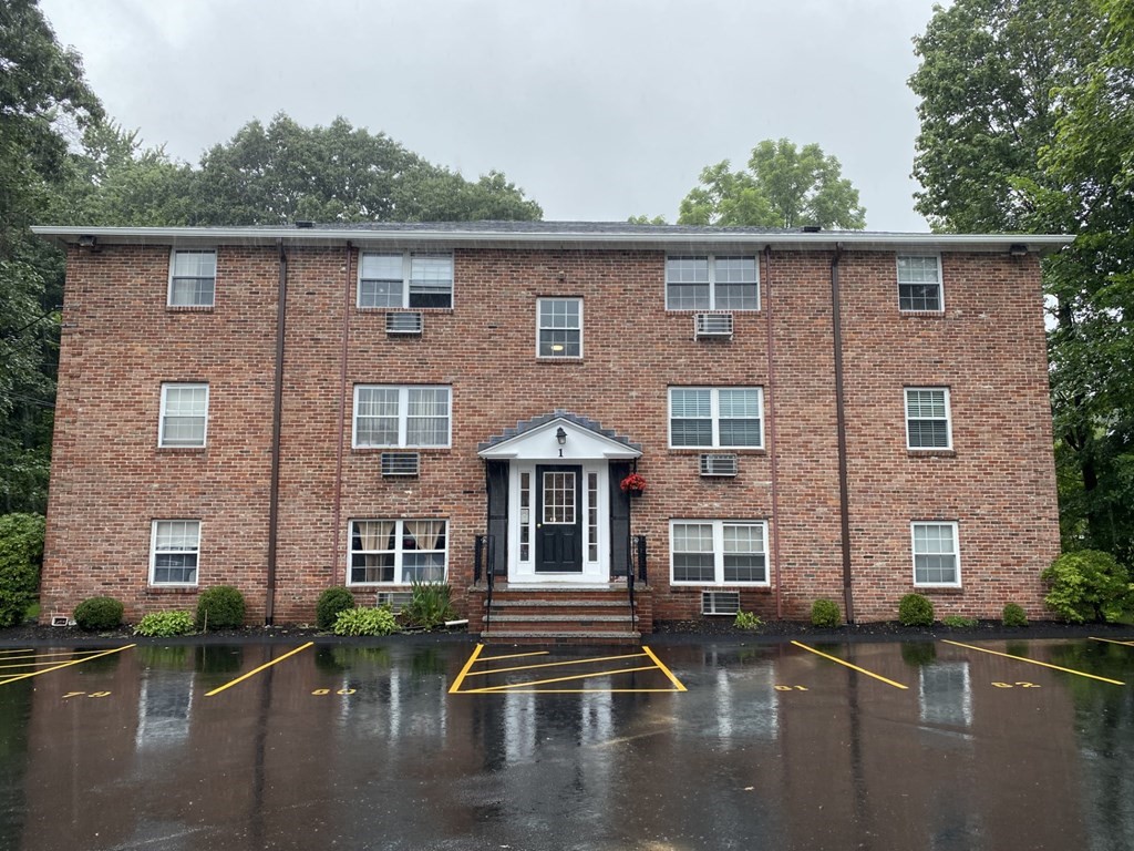1 Colonial Village Drive, Arlington, Massachusetts, 2 Bedrooms Bedrooms, 4 Rooms Rooms,1 BathroomBathrooms,Residential Lease,For Rent,Colonial Village Drive,73496356
