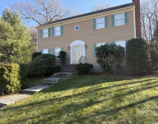 88 Patricia Dr, Milton, Massachusetts, 4 Bedrooms Bedrooms, 9 Rooms Rooms,2.5 BathroomsBathrooms,Residential,For Sale,Patricia Dr,73485572