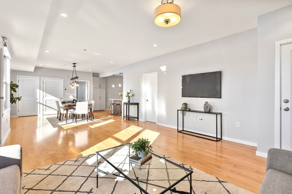 246 Boston St, Boston, Massachusetts, 2 Bedrooms Bedrooms, 5 Rooms Rooms,2.5 BathroomsBathrooms,Residential,For Sale,Boston St,73485546