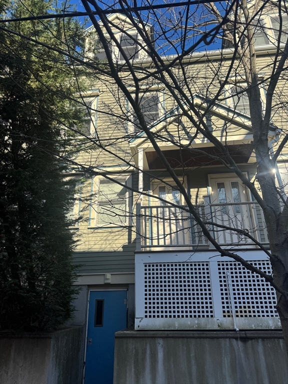 10 Sherman Court, Somerville, Massachusetts, 3 Bedrooms Bedrooms, 9 Rooms Rooms,2.5 BathroomsBathrooms,Residential Lease,For Rent,Sherman Court,73466908