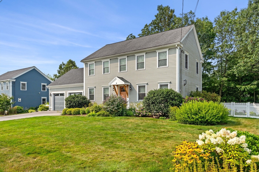 14 Merrill Ave, Amesbury, Massachusetts, 3 Bedrooms Bedrooms, 8 Rooms Rooms,2.5 BathroomsBathrooms,Residential,For Sale,Merrill Ave,73496416