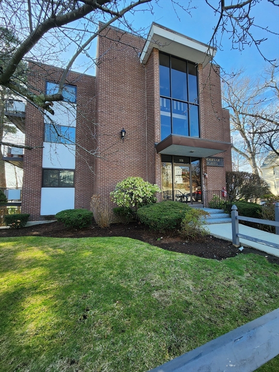 974-976 Main Street, Melrose, Massachusetts, 1 Bedroom Bedrooms, 3 Rooms Rooms,1 BathroomBathrooms,Residential Lease,For Rent,Main Street,73496440