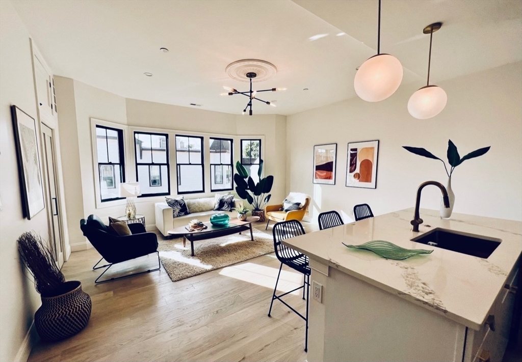 46 Eutaw, Boston, Massachusetts, 2 Bedrooms Bedrooms, 6 Rooms Rooms,2 BathroomsBathrooms,Residential Lease,For Rent,Eutaw,73496515