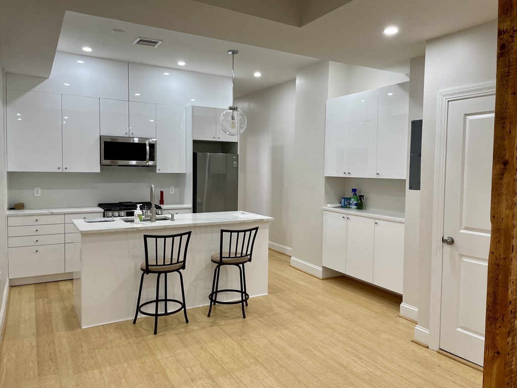 258 W Broadway, Boston, Massachusetts, 2 Bedrooms Bedrooms, 3 Rooms Rooms,2 BathroomsBathrooms,Residential Lease,For Rent,W Broadway,73496537