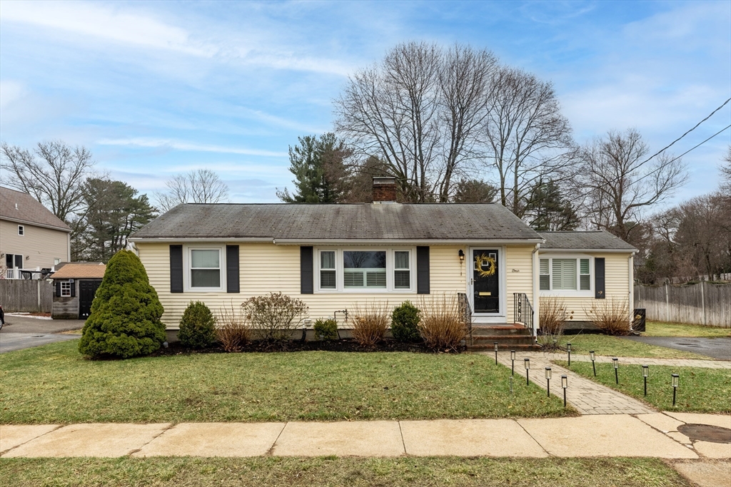 4 Magnolia Ter, Stoneham, Massachusetts, 3 Bedrooms Bedrooms, 6 Rooms Rooms,1 BathroomBathrooms,Residential,For Sale,Magnolia Ter,73496492