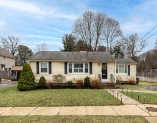 4 Magnolia Ter, Stoneham, Massachusetts, 3 Bedrooms Bedrooms, 6 Rooms Rooms,1 BathroomBathrooms,Residential,For Sale,Magnolia Ter,73496492