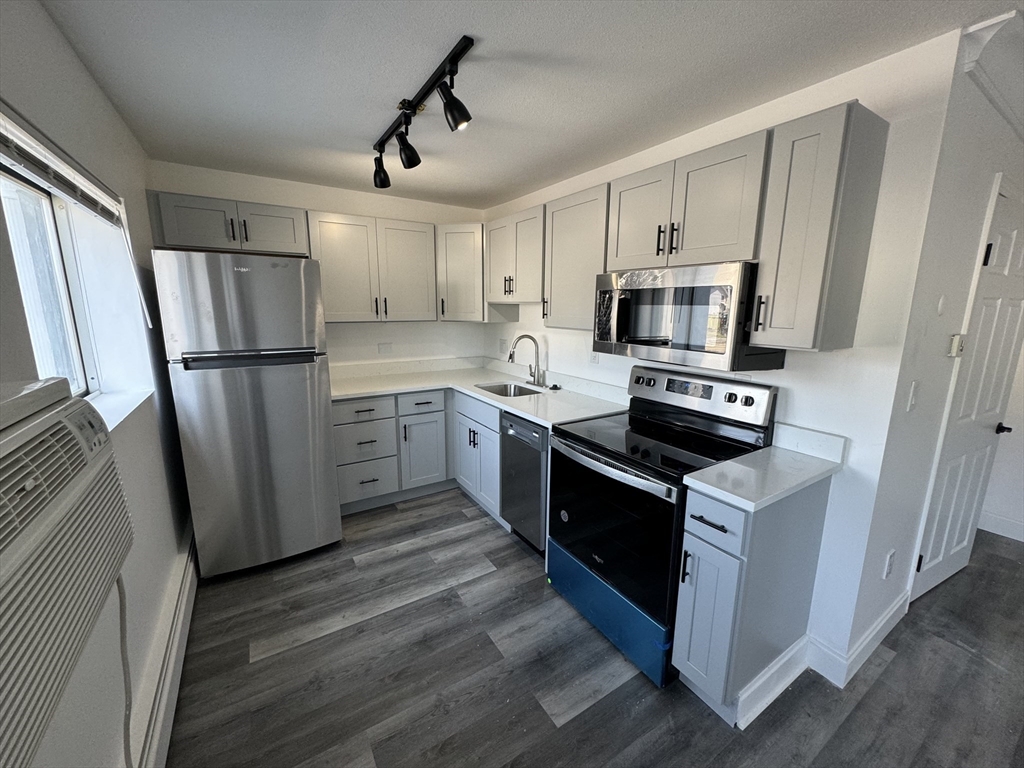 181 School, Waltham, Massachusetts, 1 Room Rooms,1 BathroomBathrooms,Residential Lease,For Rent,School,73496713