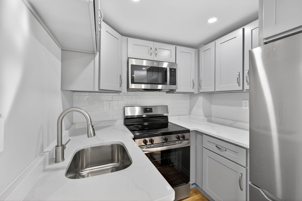 91 Francis, Everett, Massachusetts, 2 Bedrooms Bedrooms, 3 Rooms Rooms,1 BathroomBathrooms,Residential Lease,For Rent,Francis,73496564