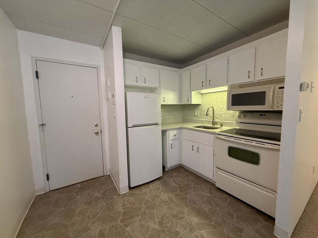 43-51 Albion St, Melrose, Massachusetts, 1 Bedroom Bedrooms, 4 Rooms Rooms,1 BathroomBathrooms,Residential Lease,For Rent,Albion St,73496647