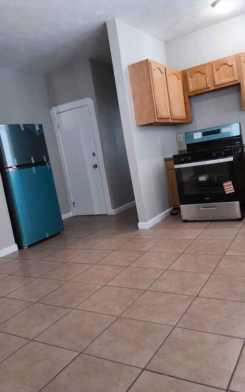 98 County St, New Bedford, Massachusetts, 2 Bedrooms Bedrooms, 5 Rooms Rooms,1 BathroomBathrooms,Residential Lease,For Rent,County St,73496720