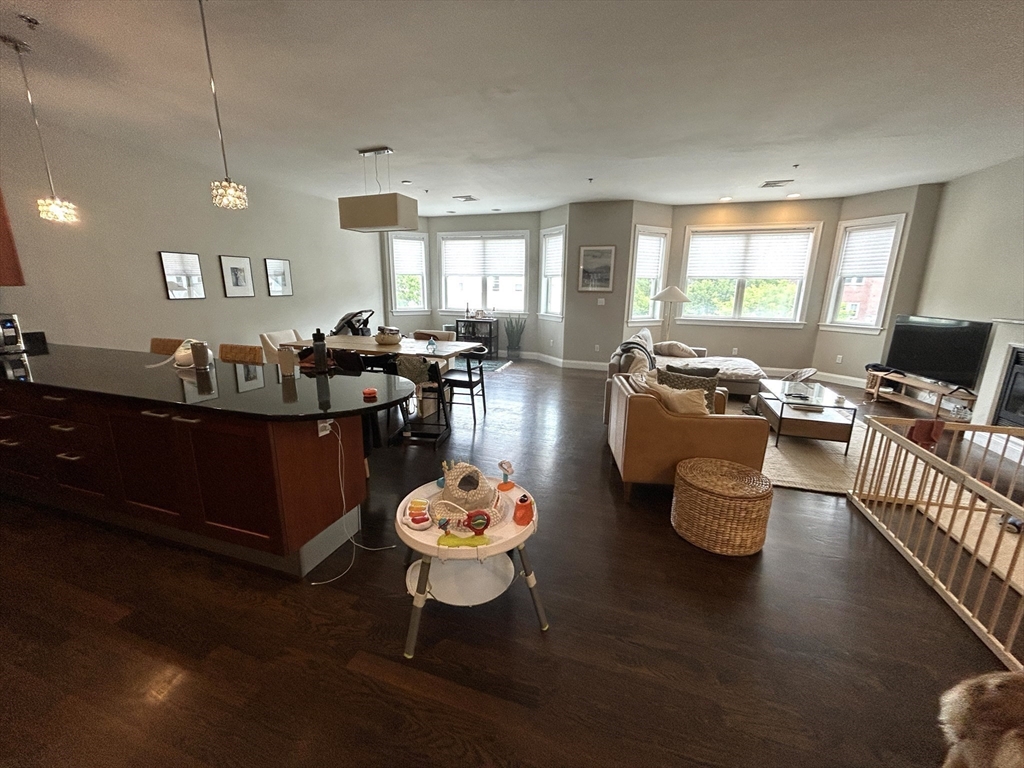 81 Boylston St, Brookline, Massachusetts, 2 Bedrooms Bedrooms, 4 Rooms Rooms,2 BathroomsBathrooms,Residential Lease,For Rent,Boylston St,73496766