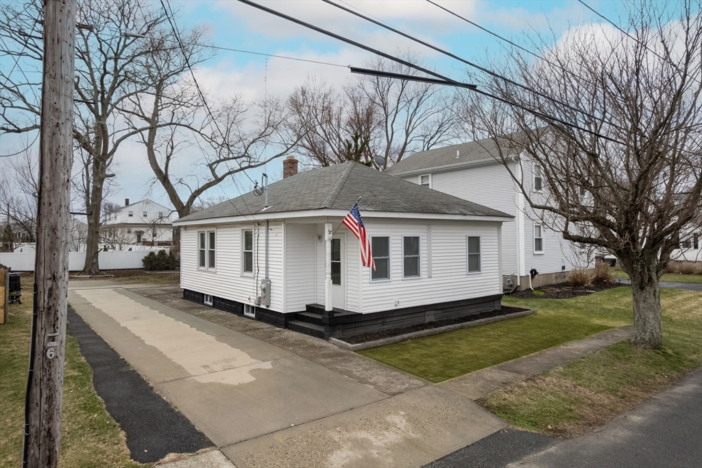 37 Austin Ave, East Providence, Rhode Island, 2 Bedrooms Bedrooms, 6 Rooms Rooms,2 BathroomsBathrooms,Residential,For Sale,Austin Ave,73493871