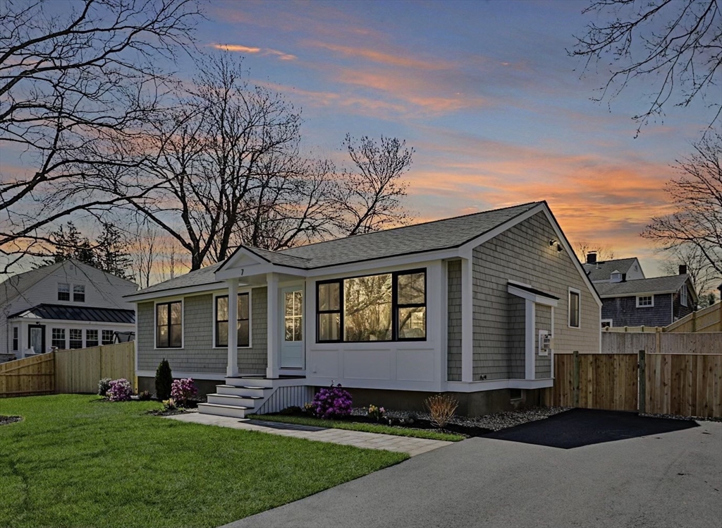 7 Christopher St, Newburyport, Massachusetts, 3 Bedrooms Bedrooms, 7 Rooms Rooms,3 BathroomsBathrooms,Residential Lease,For Rent,Christopher St,73496937