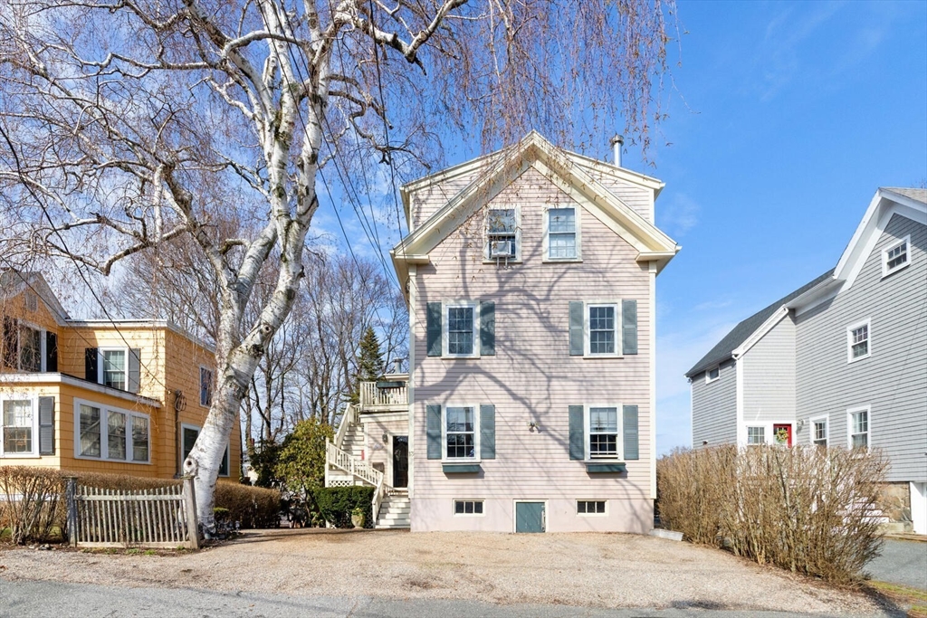 13 Linden Street, Marblehead, Massachusetts, 1 Bedroom Bedrooms, 4 Rooms Rooms,1 BathroomBathrooms,Residential,For Sale,Linden Street,73496938
