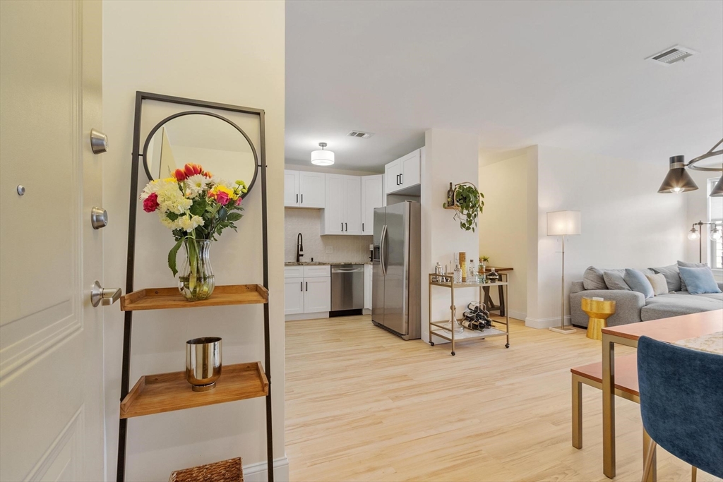 4 Harvest Drive, North Andover, Massachusetts, 2 Bedrooms Bedrooms, 5 Rooms Rooms,2 BathroomsBathrooms,Residential,For Sale,Harvest Drive,73496386