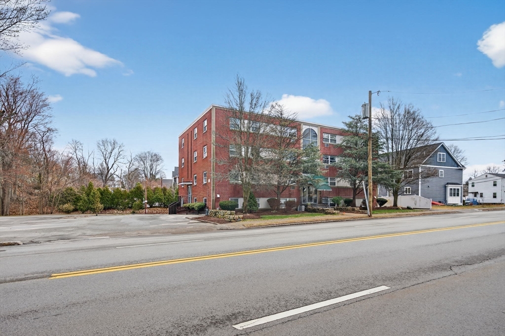 588 Main Street, Stoneham, Massachusetts, 2 Bedrooms Bedrooms, 5 Rooms Rooms,1 BathroomBathrooms,Residential,For Sale,Main Street,73496970