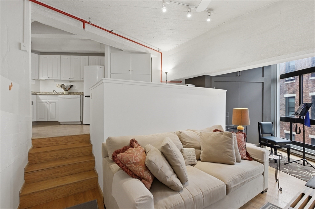 12 Stoneholm Street, Boston, Massachusetts, 1 Bedroom Bedrooms, 3 Rooms Rooms,1 BathroomBathrooms,Residential Lease,For Rent,Stoneholm Street,73497044