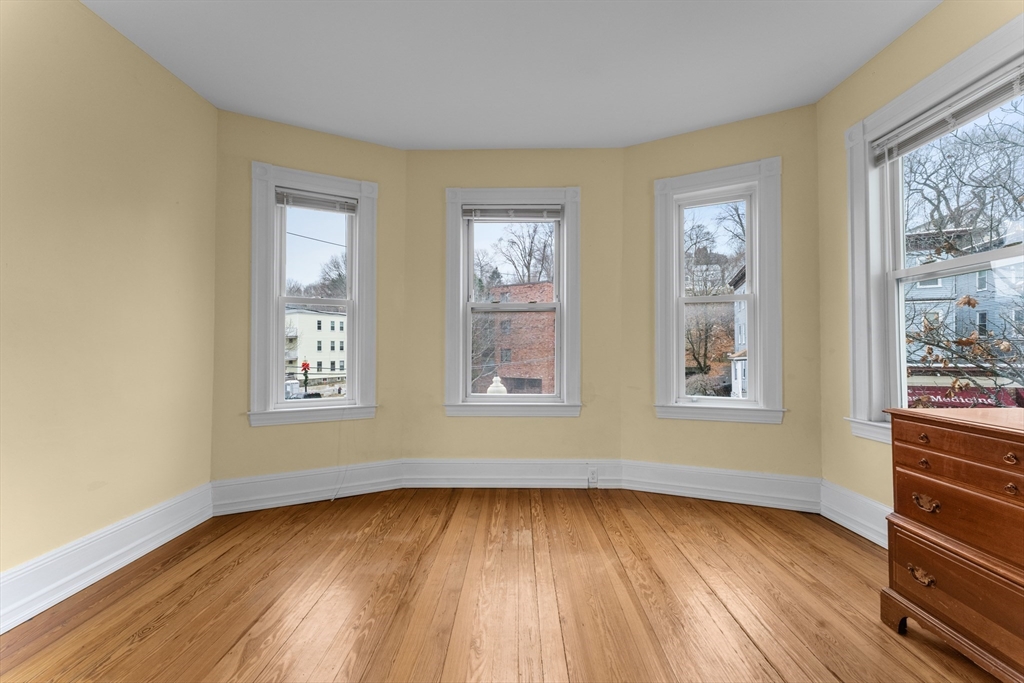 571 Washington St, Boston, Massachusetts, 3 Bedrooms Bedrooms, 6 Rooms Rooms,1 BathroomBathrooms,Residential Lease,For Rent,Washington St,73497065