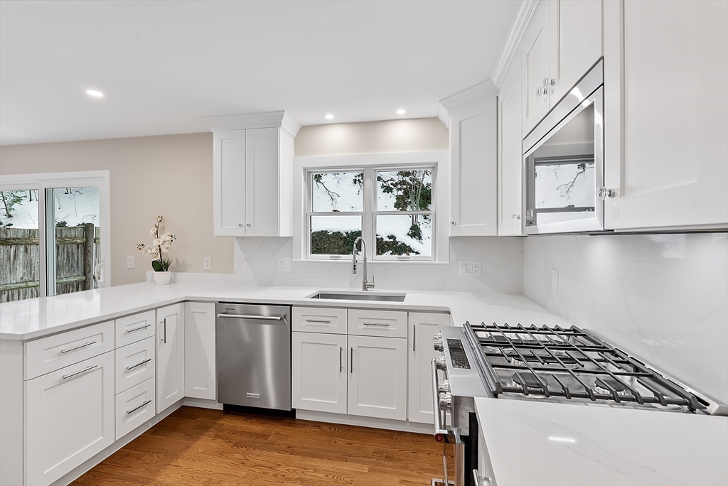 34 Pleasant Street, Wellesley, Massachusetts, 3 Bedrooms Bedrooms, 8 Rooms Rooms,3.5 BathroomsBathrooms,Residential,For Sale,Pleasant Street,73482857