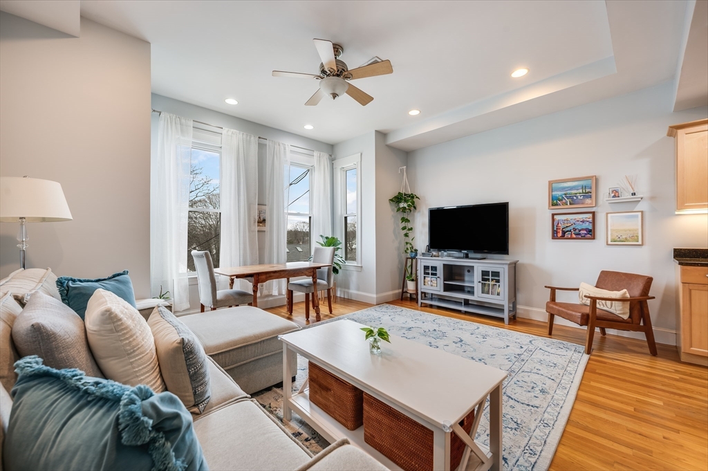 39 Chestnut St, Stoneham, Massachusetts, 2 Bedrooms Bedrooms, 4 Rooms Rooms,1.5 BathroomsBathrooms,Residential,For Sale,Chestnut St,73497250