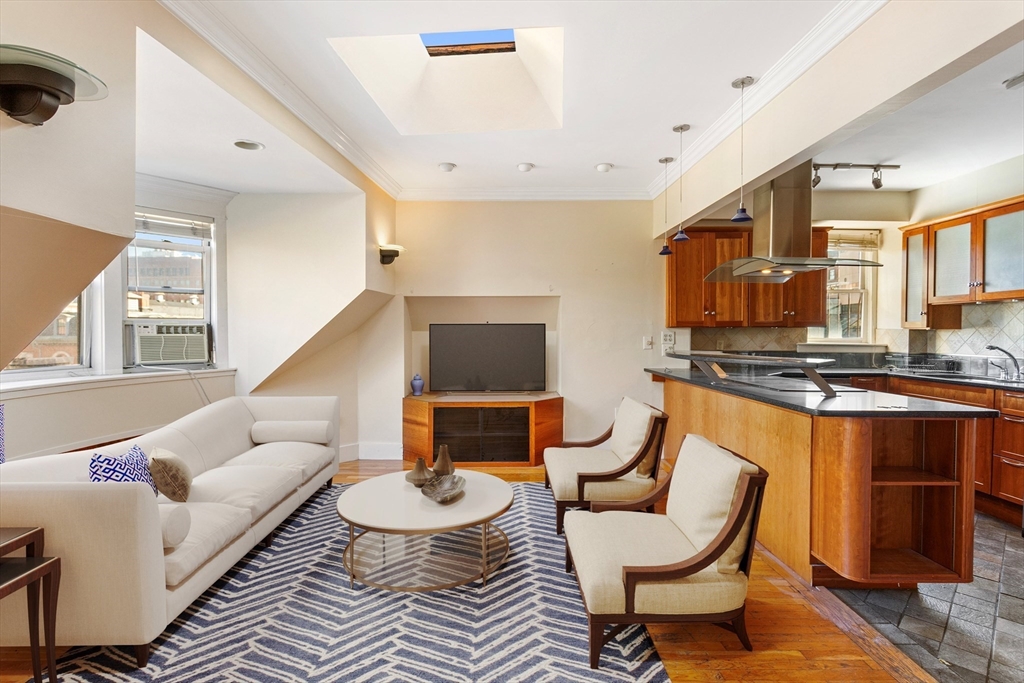 41 Worcester Sq, Boston, Massachusetts, 2 Bedrooms Bedrooms, 6 Rooms Rooms,2 BathroomsBathrooms,Residential,For Sale,Worcester Sq,73386737